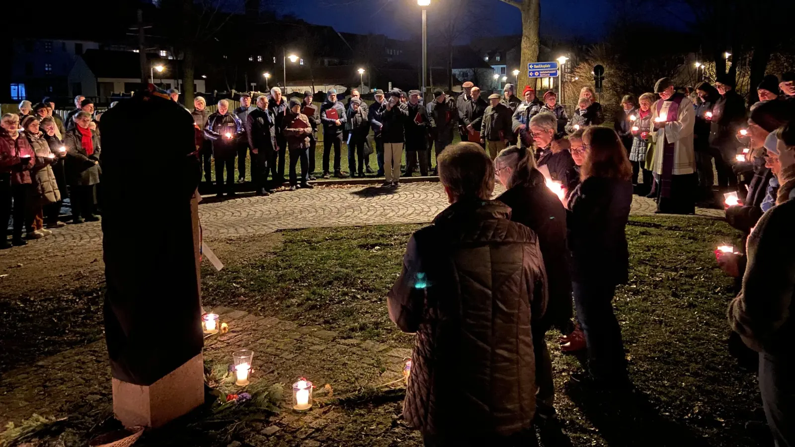 Viele Gläubige folgten dem Aufruf zum Friedensgebet. (Bild: Markus Scharnagl/exb)