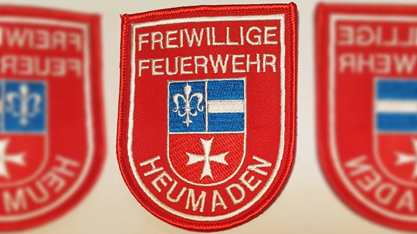 Dies zeigt das Wappen des Klosters Kastl.<br>Die Feuerwehrleute aus Heumaden sind stolz auf ihre Geschichte und tragen die Jacke mit dem Wappen gerne bei öffentlichen Auftritten. <br> (Bild: Peter Garreiss)