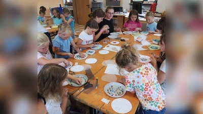 Gemeinsames Basteln in der Bücherei (Bild: Heike Wolf)