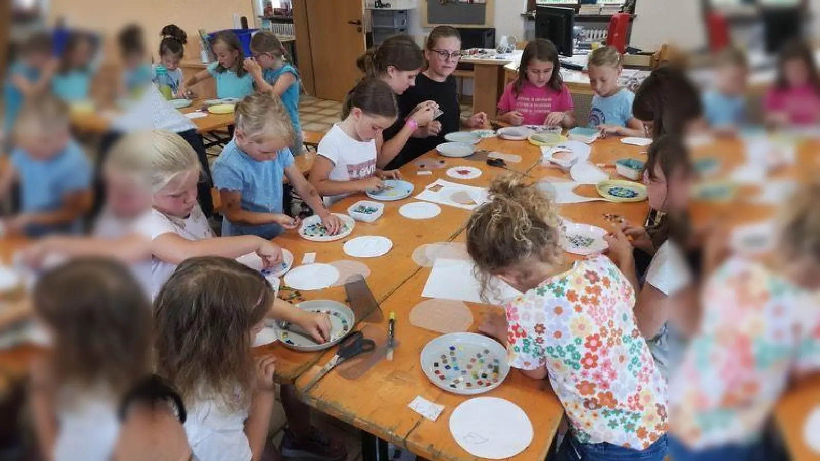 Gemeinsames Basteln in der Bücherei (Bild: Heike Wolf)