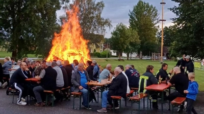 Am Sportplatz in Pfrentsch brennt erstmals ein „Kannesfeier”. (Bild: Karl Ziegler)