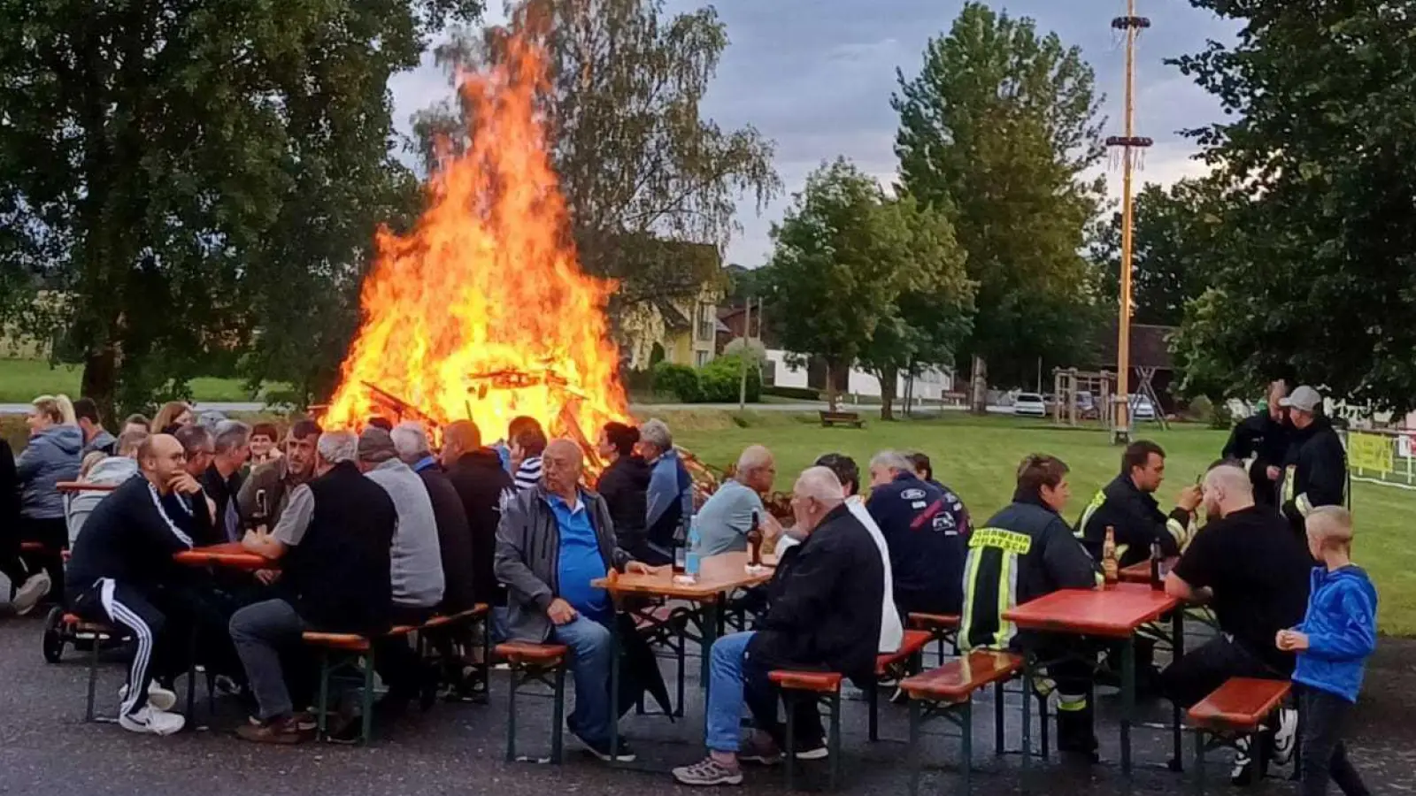 Am Sportplatz in Pfrentsch brennt erstmals ein „Kannesfeier”. (Bild: Karl Ziegler)