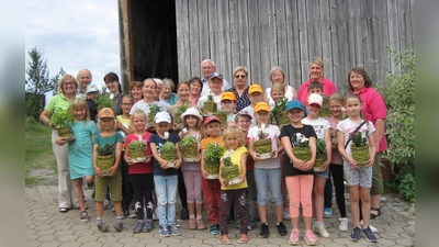 Stolz präsentierten die Kinder zum Abschluss ihre fertigen Blumenübertöpfe. (Bild: Gerd Neumann)