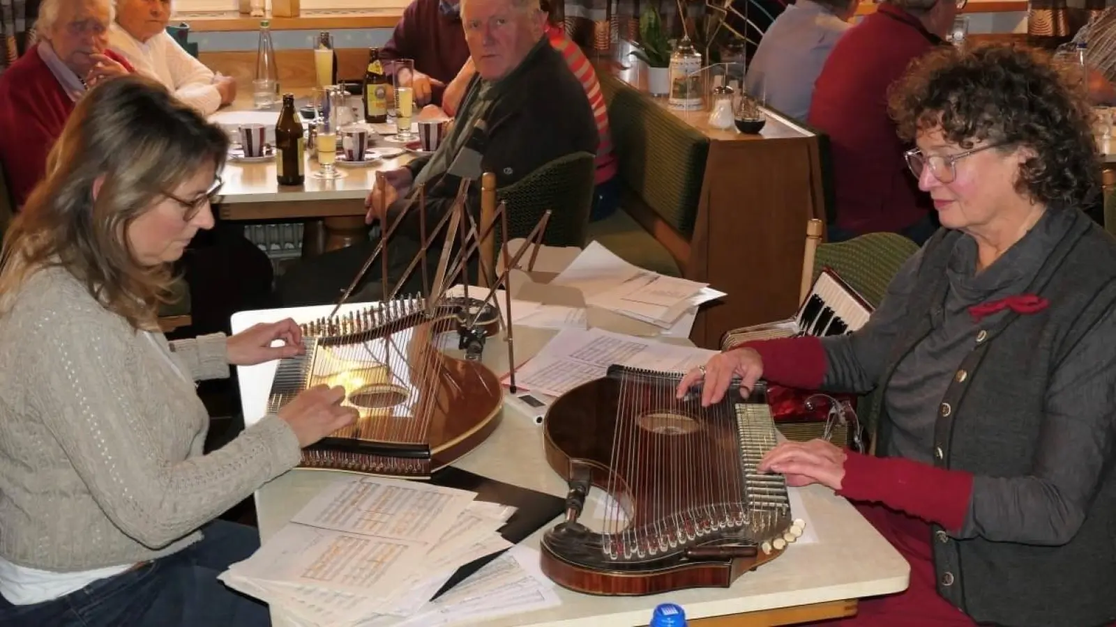 Das Zitherduo Evi Strehl (rechts) und Brigitte Grädler. (Bild: Erika Renner)