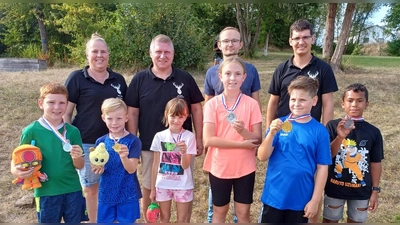 Strahlende Medaillengewinner gab es bei der Sommerolympiade der CSU Hirschau. Vorne von links: Andreas Piehler (Silber), Oskar Schlosser (Gold), Julia Schinabeck (Bronze), Hannah Herdey (Silber), Julian Ernstberger (Gold) und Jason Labercevska (Bronze. Es gratulierten (hinten von links): FU-Vorsitzende Stadträtin Michaela Meier, CSU-Orts- und Fraktionsvorsitzender Martin Merkl, stellvertretender CSU-Ortsvorsitzender Christoph Freimuth und JU-Vorsitzender Ludwig Koller.<br><br> (Bild: Werner Schulz)