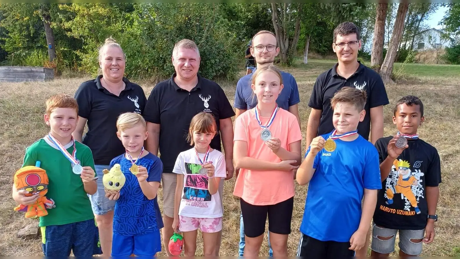 Strahlende Medaillengewinner gab es bei der Sommerolympiade der CSU Hirschau. Vorne von links: Andreas Piehler (Silber), Oskar Schlosser (Gold), Julia Schinabeck (Bronze), Hannah Herdey (Silber), Julian Ernstberger (Gold) und Jason Labercevska (Bronze. Es gratulierten (hinten von links): FU-Vorsitzende Stadträtin Michaela Meier, CSU-Orts- und Fraktionsvorsitzender Martin Merkl, stellvertretender CSU-Ortsvorsitzender Christoph Freimuth und JU-Vorsitzender Ludwig Koller.<br><br> (Bild: Werner Schulz)