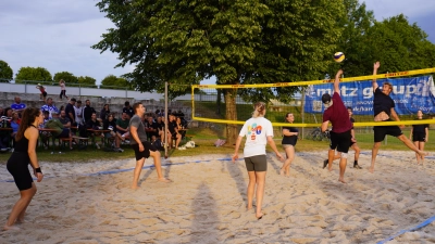 Die „Gruppe” (vorne) und „Ensdorf lieferten sich hart umkämftes Finale  (Bild: Lothar Trager)
