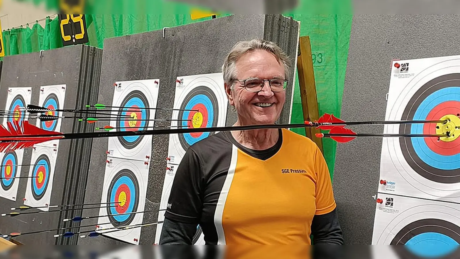 Mit einem Pfeil einen anderen Pfeil von hinten mittig treffen: das nennt man einen Robin-Hood-Schuss. Hubert Schulze gelang bei der Landesmeisterschaft in Hochbrück dieses Meisterstück, mit dem er zugleich einen Zehner landete. (Bild: Angelique Dorner)