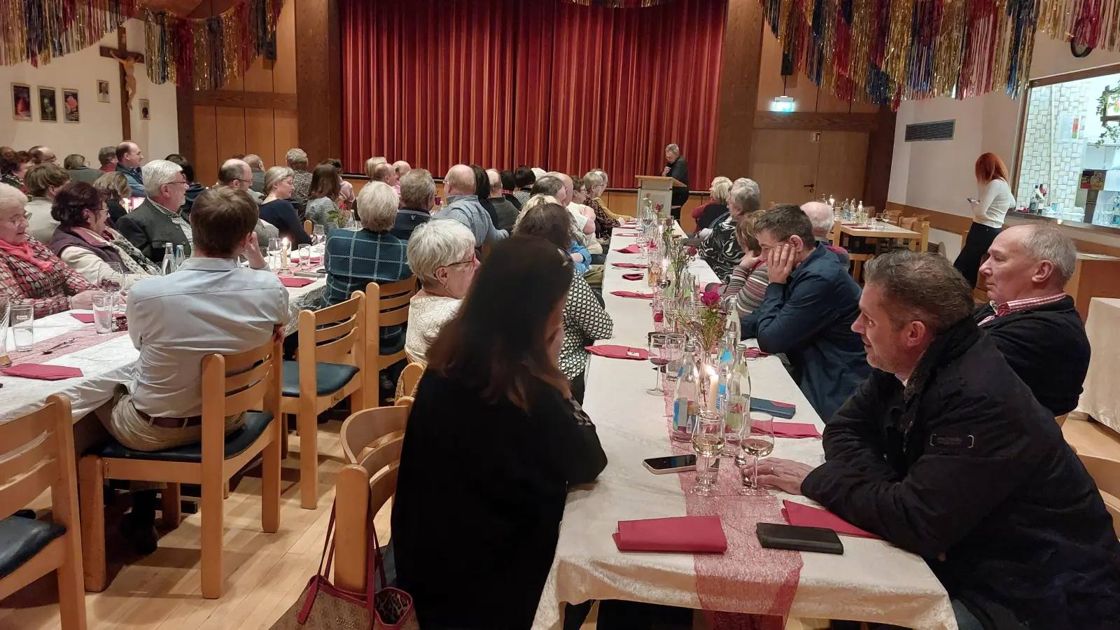 Romantischer Valentinsabend im Pfarrzentrum Wiesau (Bild: Bernadette Oppl)