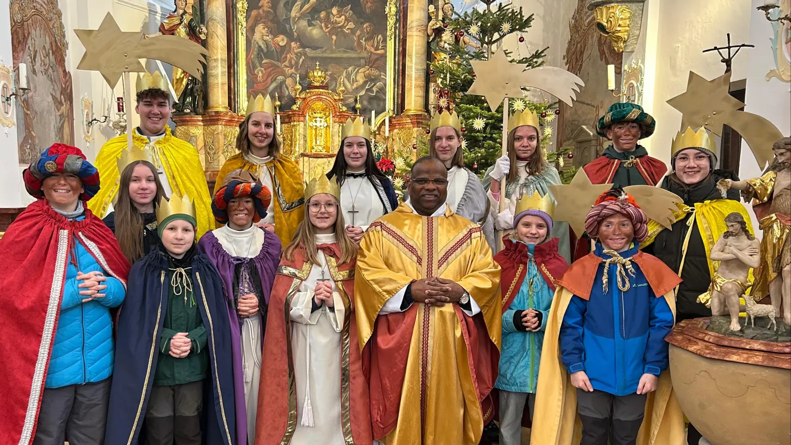 Die Gruppe der Sternsinger mit Pfarrer Moses Gudapati bei der Segnung in der Pfarrkirche St. Walburga in Lintach (Bild: Walter Jokiel)