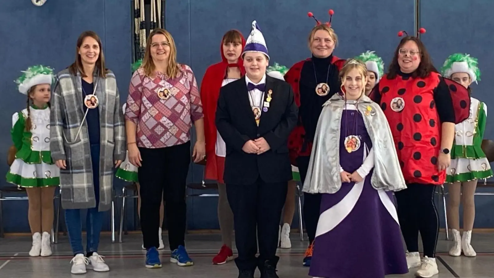 Als Dankeschön für ihr Engagement beim VHS Fasching erhielten folgende Personen einen Orden vom Kinderprinzenpaar. von links: Stefanie Händel, Sabina Kovacevic, Christina Märsch, Kinderprinz Samuel I, Angelika Denk, Kinderprinzessin Anni I und Cornelia Spies. Nicht mit auf dem Bild ist Pamela Walberer. (Bild: Angelika Denk)