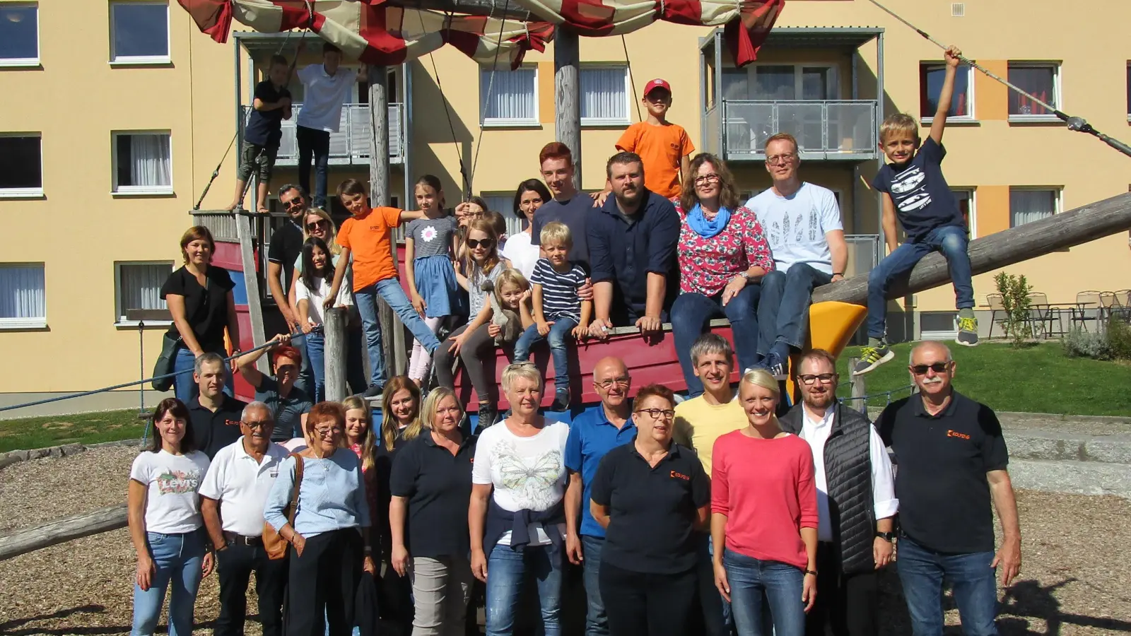 Gruppenbild vor dem Kolpinghaus „Bayerischer Wald”  (Bild: Wolfgang Specht)