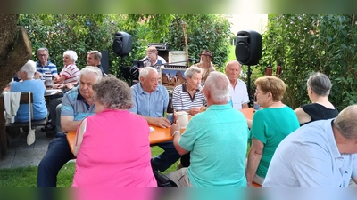 Die Musiker „Paul &amp;Harry“ sorgen beim Sommerfest des FCN-Fanclubs Irchenrieth für Unterhaltung. (Bild: Albert Gruber/exb)