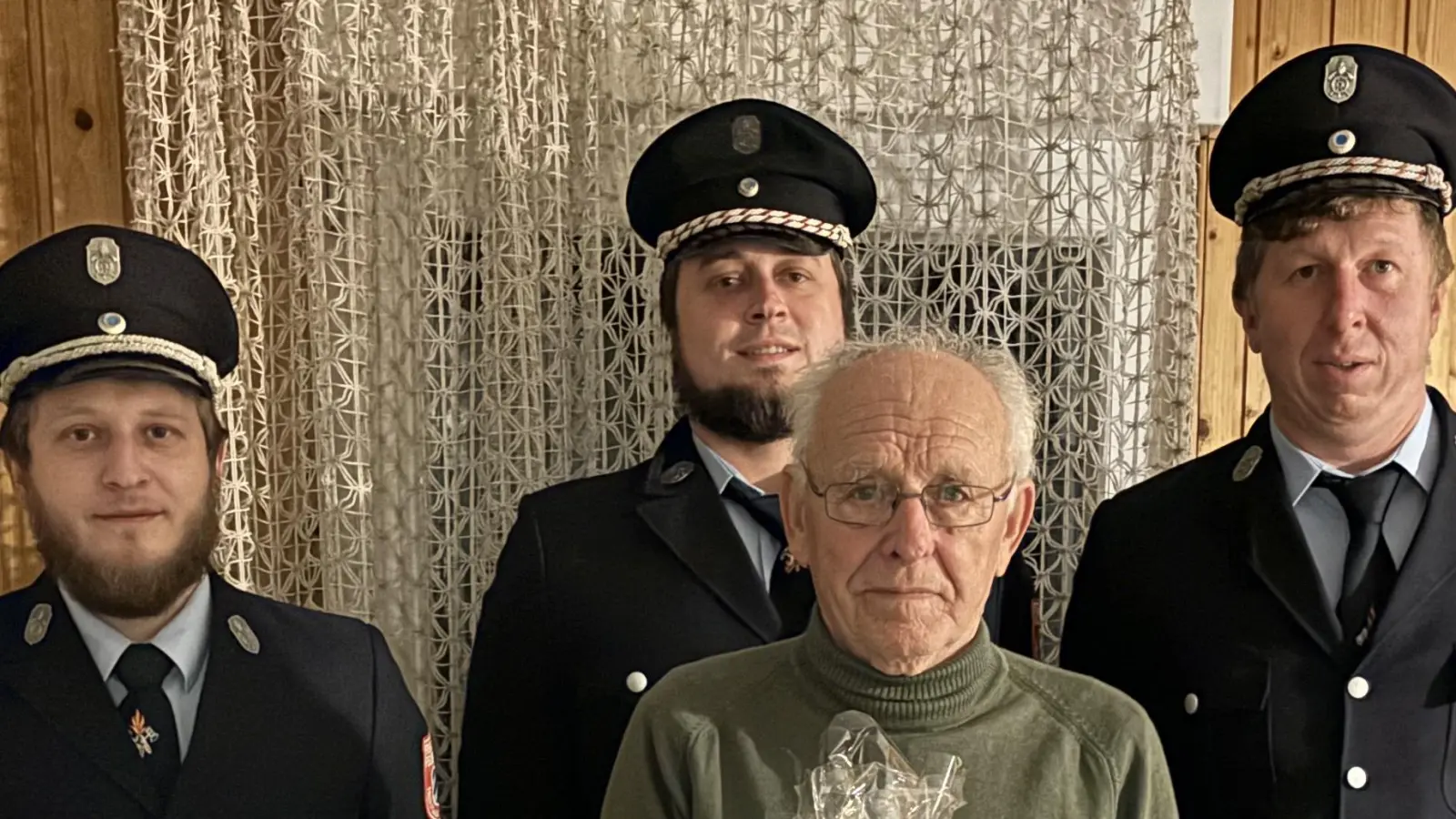 Kommandant Manuel Gleißner, Zweiter Vorsitzender Thomas Grillmeier und Vorsitzender Christian Weigl (von links) gratulierten Adolf Kraus (vorne) zum 85. Geburtstag.  (Bild: Feuerwehr Hermannsreuth/exb)