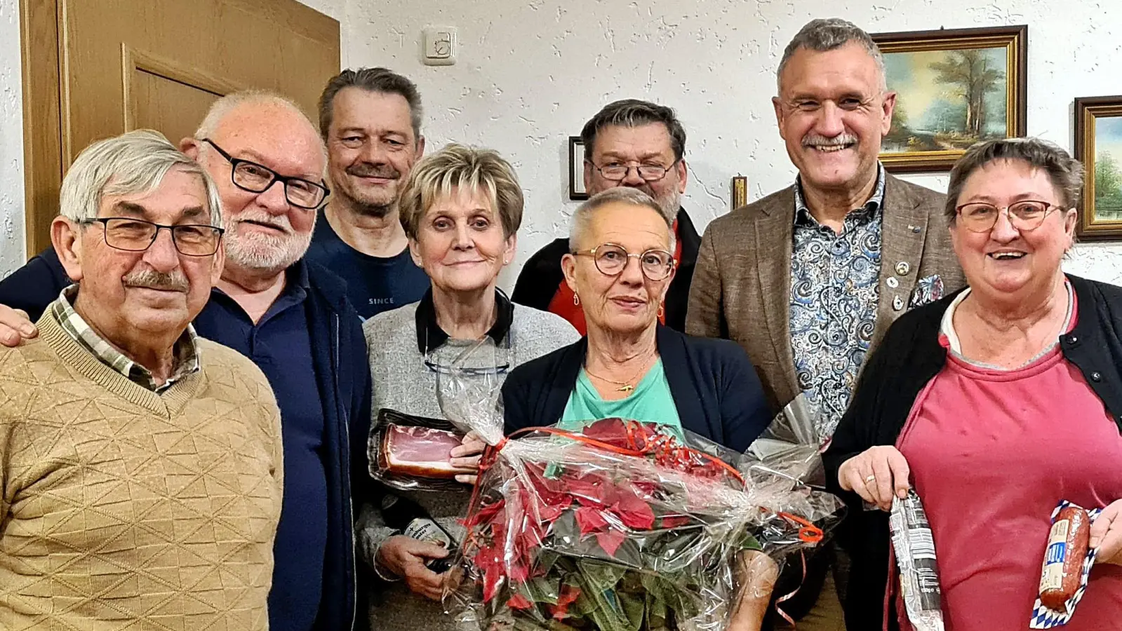 Die Gewinner stellten sich zum Erinnerungsfoto von links Vorsitzender Josef Lang, Petra Kithier-Hirsch 5. von links, Günther Meßner 6. von links. Hans-Jürgen Gmeiner steht auf dem 2. Platz von rechts und rechts ist Edith Lang. (Bild: Reinhard Kreuzer)