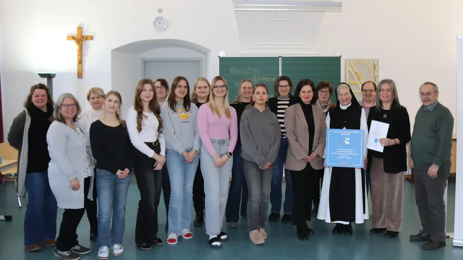 in der ersten Reihe: Alfred Benkner, 2. Vorsitzender des Fördervereins „Waldsassener Kreis e. V.“, Schulleiterin Kerstin Reiter, Äbtissin Laetitia Fech OCist, Dunja Müller, Referentin für Schulentwicklung und Evaluation beim Kath. Schulwerk in Bayern, die Schülersprecherinnen Luna Karbstein, Fiona Lauber, 1. Schülersprecherin Lisa Grillmeier, Paulina Weiß, Lieselotte Slany sowie Vertretungen des Elternbeirats, der Schülermitverantwortung und der Mitarbeitervertretung. (Bild: Gerhard Skupin)