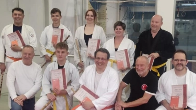 von links stehend: Thomas Schmid, Dominik Schmid, Gabi Götz, Anja Haberl, Richard Stiegler<br>von links kniend: Prüfer Alexander Ecker, Stefan Becher, Günter Hilmer, Prüfer Wolfgang Dittmer, Stefan Haberl<br> (Bild: Thomas Schmid)