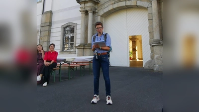 EKS-Projektmanagerin Martina Zanner erläutert die Geschichte von Schloss Fockenfeld. (Bild: Michaela Müller)