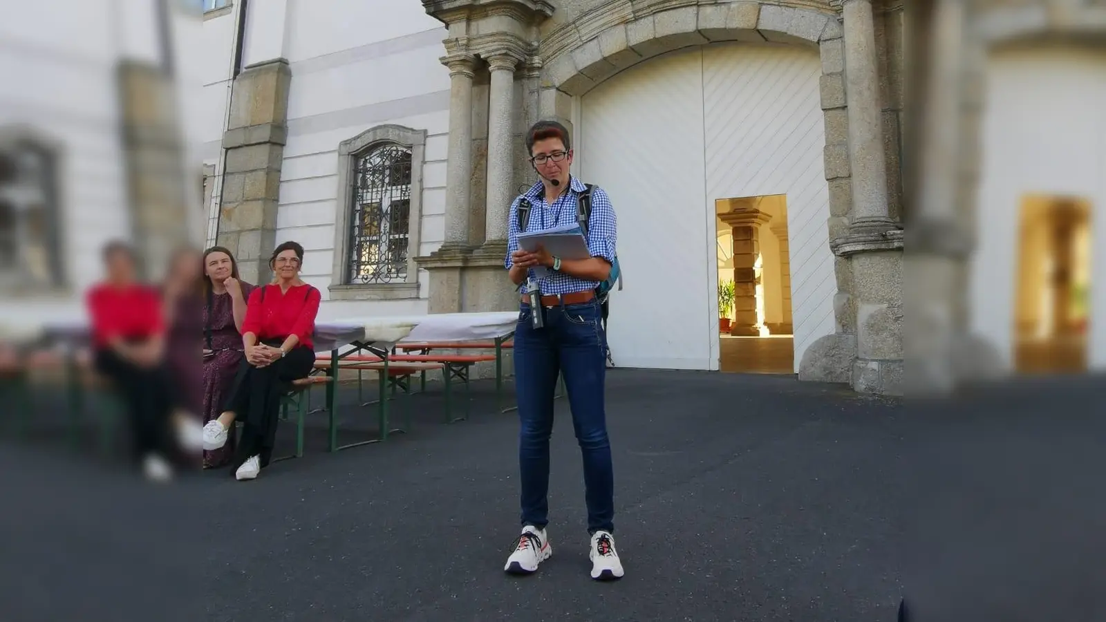 EKS-Projektmanagerin Martina Zanner erläutert die Geschichte von Schloss Fockenfeld. (Bild: Michaela Müller)