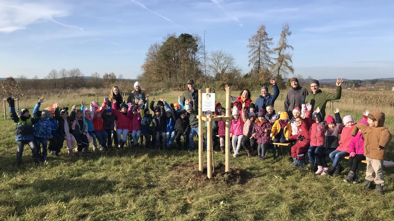 Große Freude herrschte bei schönstem Wetter auf der Streuobstwiese des OGV Hahnbach. (Bild: Marianne Moosburger)