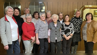 Traditionell ehrte die Frauen Union Wernberg-Köblitz bei ihre Weihnachtsfeier langjährige Mitglieder, verbunden mit einem herzlichen Dankeschön für ihre Treue und ihre aktive Unterstützung.  (Bild: Elisabeth Weidner)