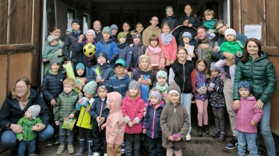 Alle Teilnehmer der Kinder-Pflanzaktion „Wer hat die schwerste Kartoffel?”  (Bild: Sabine Krammer)