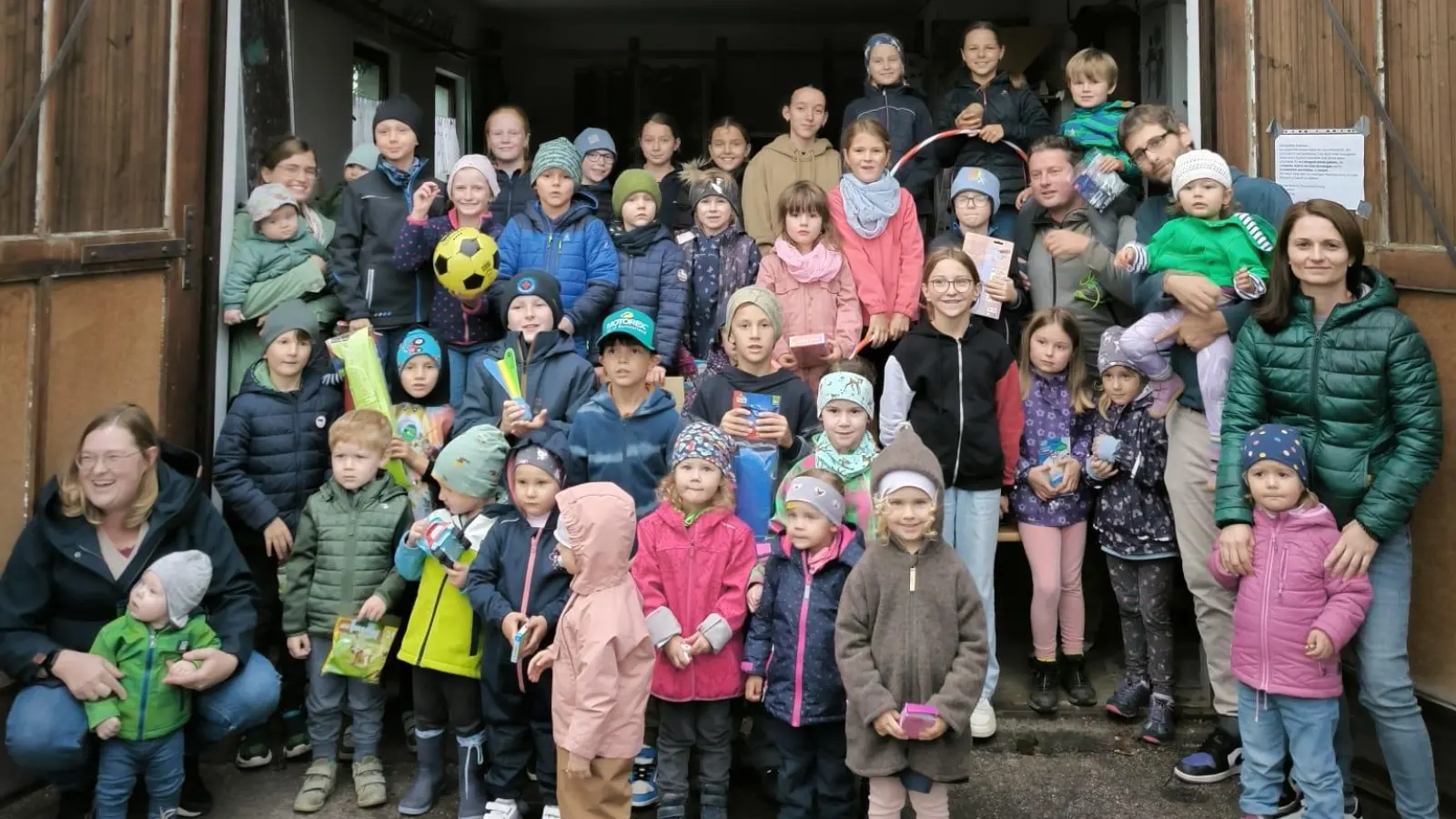 Alle Teilnehmer der Kinder-Pflanzaktion „Wer hat die schwerste Kartoffel?”  (Bild: Sabine Krammer)