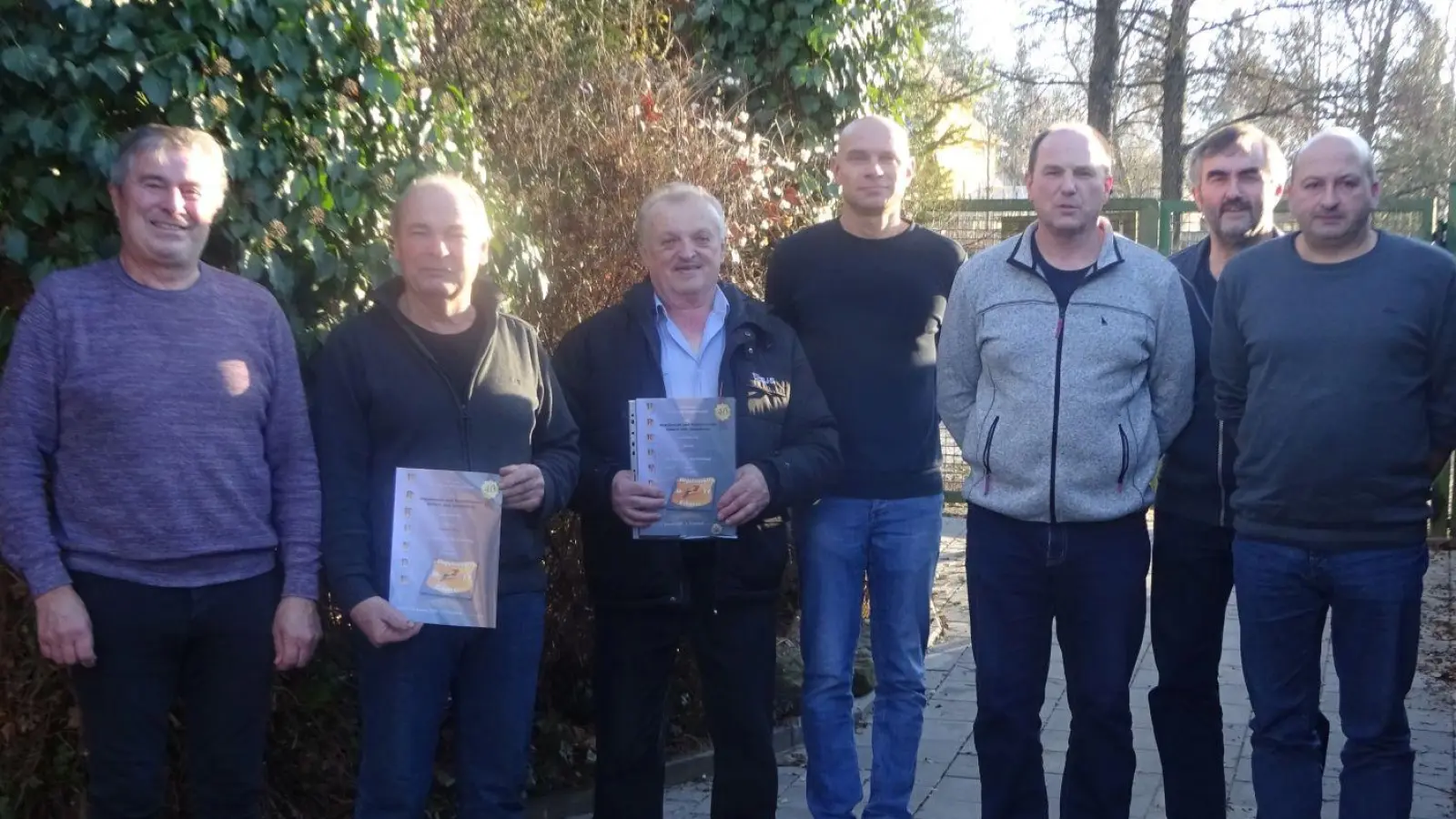 Bürgermeister Reiner Gäbl (li) und (v.l.) Vorsitzender Martin Eckert, Kassier Hans Zierer, 2. Vorsitzender Stefan Schmid und Schriftführer Martin Hauser dankten Erhard Karl und Rudi Hauser (v.r.) für 40-jährige Treue.  (Bild: Karl Ziegler)