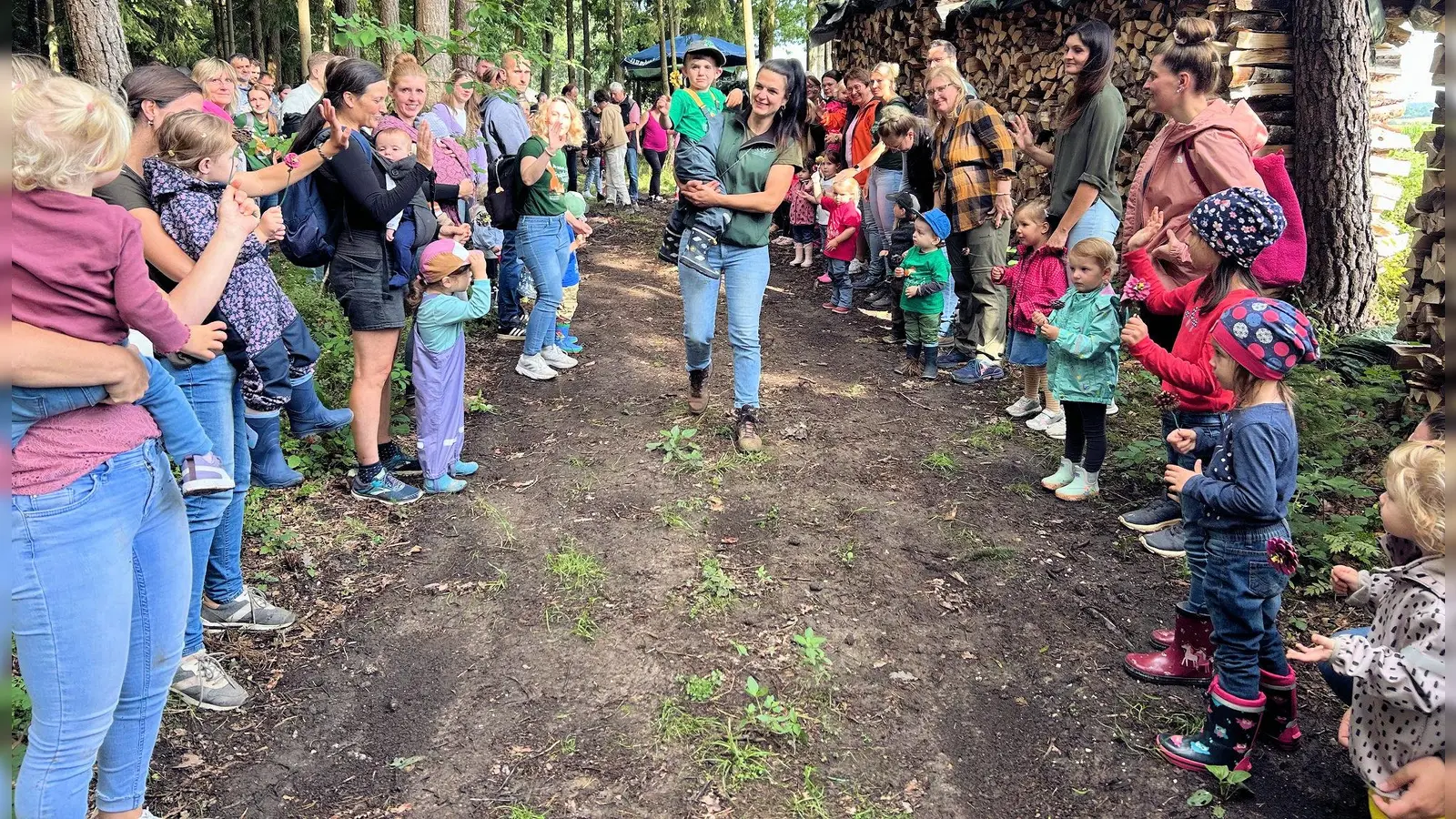 Kathrin Lautenschlager ging durch eine Spalier der Kinder. (Bild: Johann Bauer)