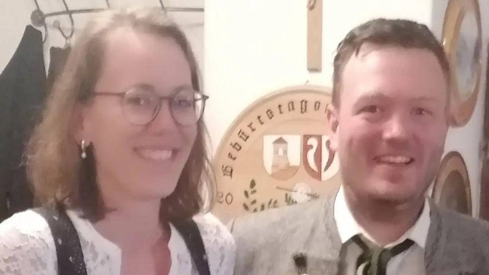 Der Gewinnerin des Gau-Eröffnungspokals, Stephanie Dotzler, gratuliert Schützenmeister Johannes Wenkmann.  (Bild: Hermann Schmidt)