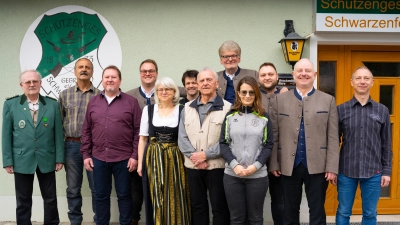 Erweiterter Vorstand mit Gau Schützenmeister: Johann Dirrigl, Georg Gebert, Klaus Drexler, Lukas und Andrea Spachtholz, Thomas Hunzinger, Günther Baumkirchner, Dr. Johann Kaußler, Barbara Zinkl, Patrick Burger, Georg und Andreas Matzke (von links).  (Bild: Patrick Burger)