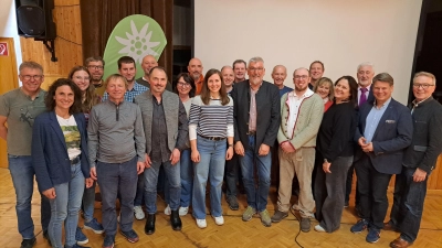 DAV Vorstandschaft mit Beirat, Ehrenmitgliedern und Ehrengästen Reinhold WIldenauer (1.v.r.), Dr. Benjamin Zeitler (2.v.r.) und Reinhard Meier (3.v.r.) (Bild: Doris Reil)