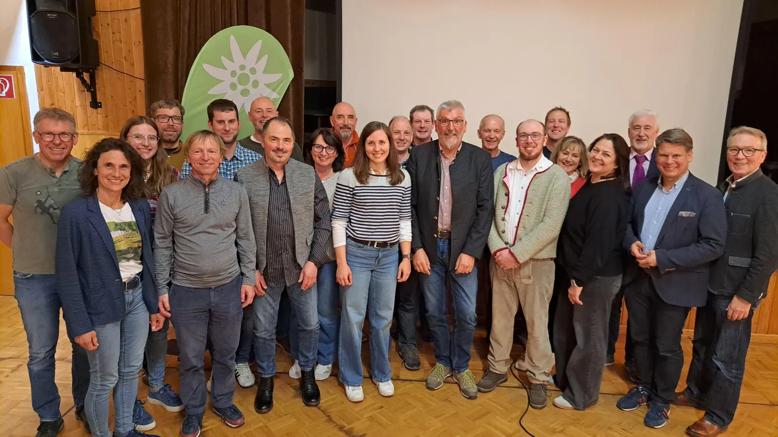 DAV Vorstandschaft mit Beirat, Ehrenmitgliedern und Ehrengästen Reinhold WIldenauer (1.v.r.), Dr. Benjamin Zeitler (2.v.r.) und Reinhard Meier (3.v.r.) (Bild: Doris Reil)