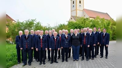 Die aktiven Sänger des Männerchors Ehenfeld und Chorleiterin Saskia Krügelstein, freuen sich auf viele Besucher bei der offenen Singstunde im Gemeinschaftshaus und hoffen neue Mitsänger zu gewinnen.  (Bild: Fritz Dietl )