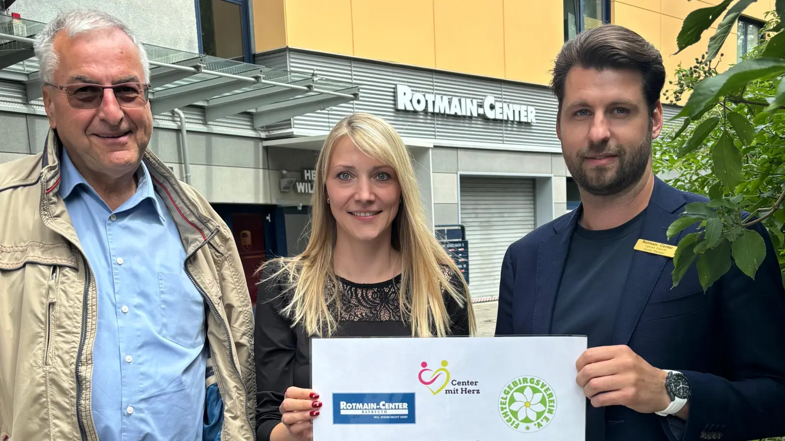 FGV-Hauptvorstand Rainer Schreier und Marketingleiterin Carolin Gley sowie Center-Manager Fabian Paschl freuten sich über das erwanderte Spendenergebnis.  (Bild: Fichtelgebirgsverein Wunsiedel/exb)