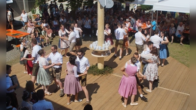 Das Kirwabaum Austanzen findet traditionell am Kirchweihsonntag am Weiherner Dorfplatz statt. (Archivbild: Hans Schlosser)