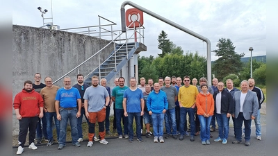 Etwa 30 Klärwärter des Landkreises trafen sich zur Schulung im Mehrzwecksaal in Brand. Mit dabei waren Diplomingenieur Michael Füg vom Wasserwirtschaftsamt Hof (vorne, Dritter von rechts) und Iris Scharnagl vom Wasserwirtschaftsamt Weiden. (Bild: Bertram Nold)