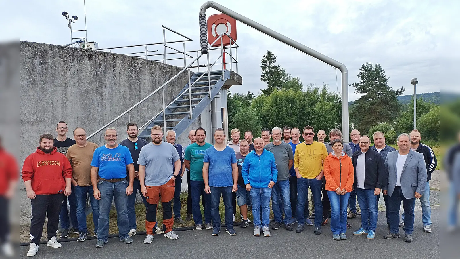 Etwa 30 Klärwärter des Landkreises trafen sich zur Schulung im Mehrzwecksaal in Brand. Mit dabei waren Diplomingenieur Michael Füg vom Wasserwirtschaftsamt Hof (vorne, Dritter von rechts) und Iris Scharnagl vom Wasserwirtschaftsamt Weiden. (Bild: Bertram Nold)