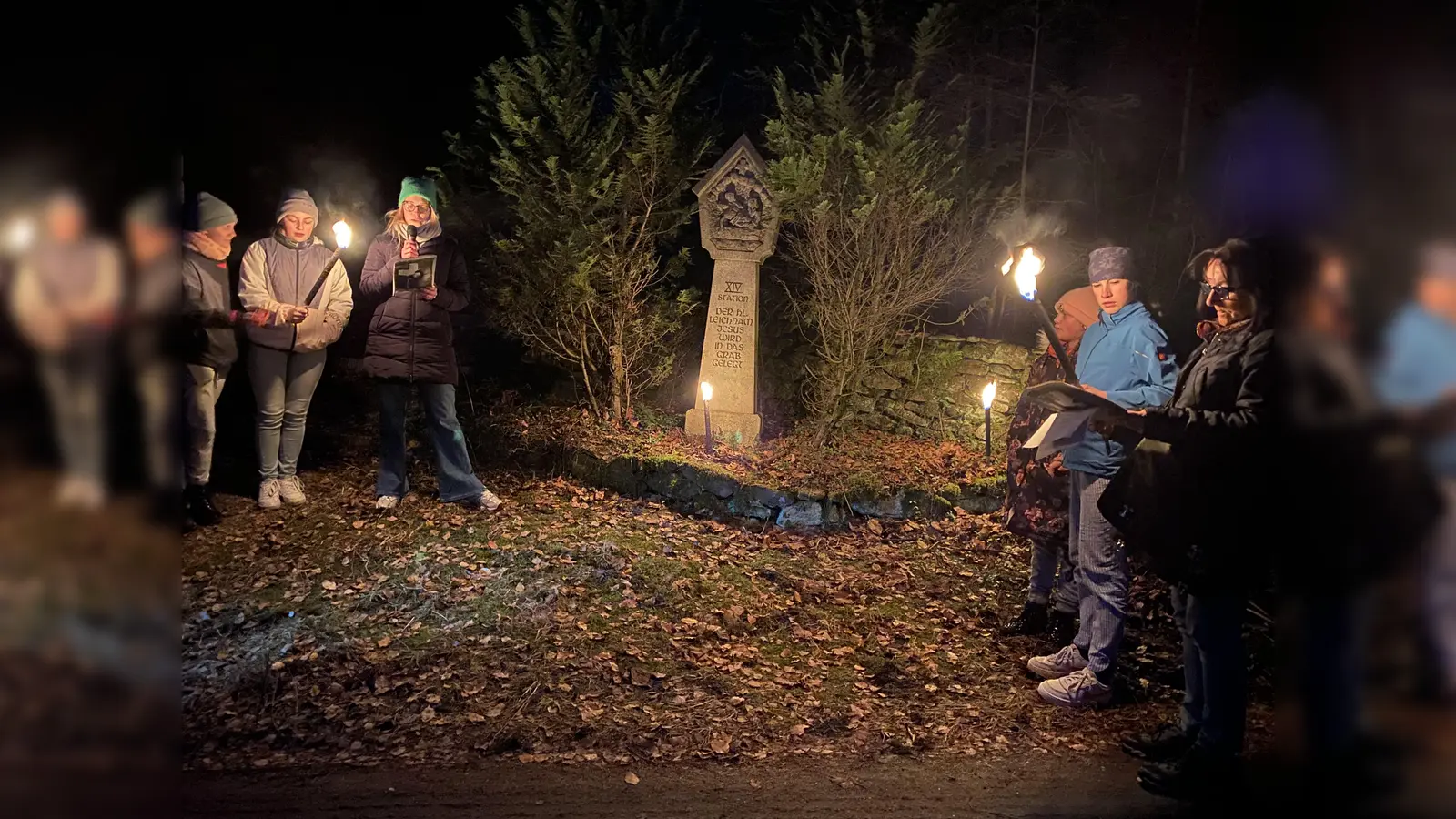 Mit Fackeln und Gebeten an der Granitsäule.  (Bild: Hans Herrmann)