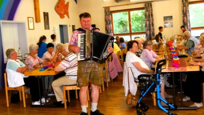 Zum Fasching der Seniorengruppe Wernberg-Köblitz spielt Musikant Johannes Braun. (Bild: Fiedler/exb)