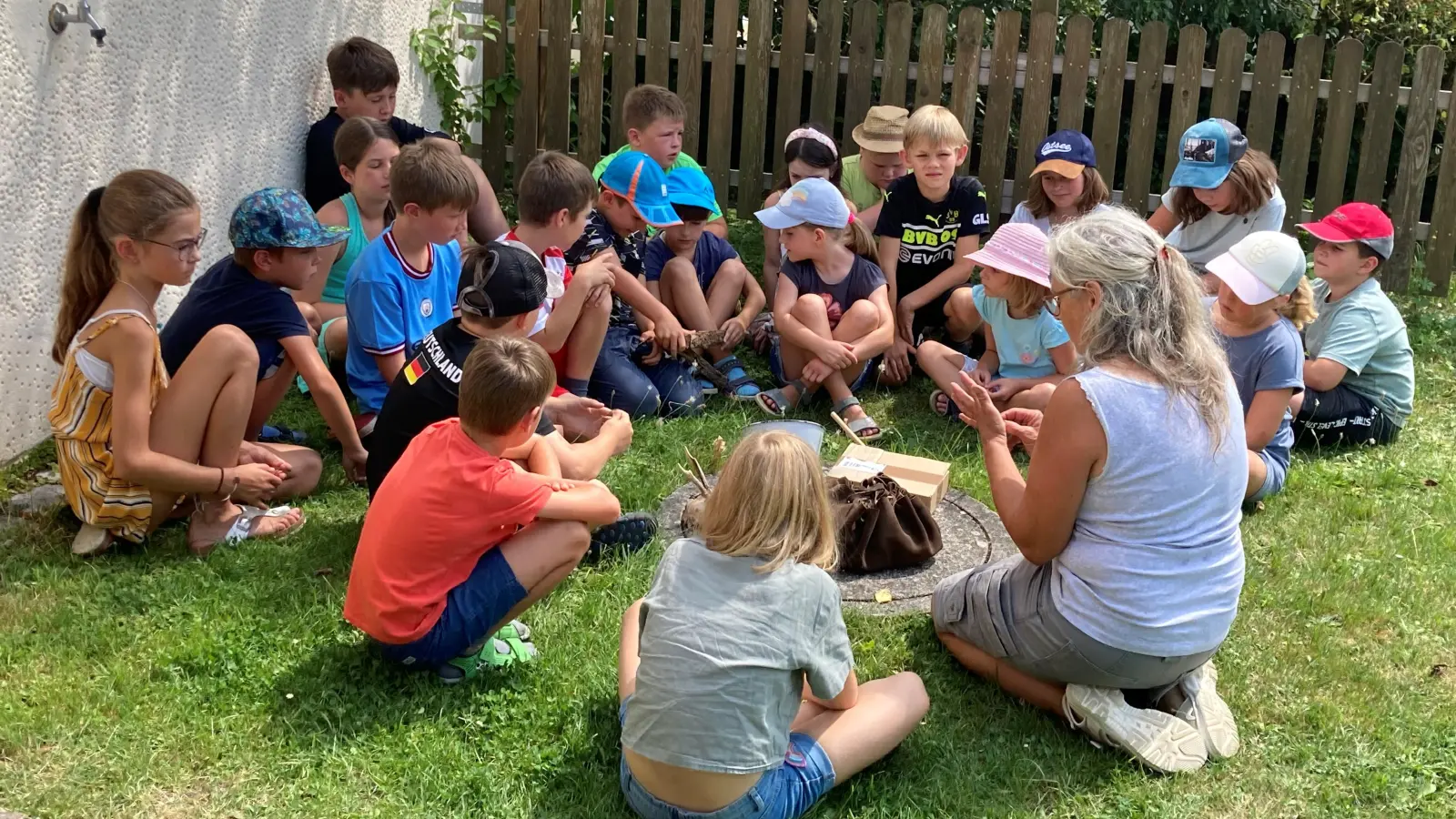 Dank Erlebnisbäuerin Angela Ruppert vom Kleintierhof in Schwenderöd konnte das Ferienprogramm des SPD Ortsvereins Birgland/Illschwang sehr kurzfristig umdisponiert werden - und die Kinder hatten Spaß (Bild: Brigitte Bachmann)