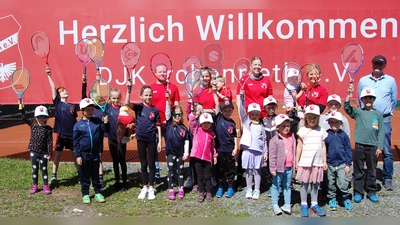 Die Kids der Jugendabteilung der DJK Irchenrieth starteten begeistert in die neue Aktion „Arni&#39;s Ballschule”. Unsere Aufnahme zeigt die Teilnehmer bei der Eröffnungsveranstaltung mit den Verantwortlichen im Hintergrund.  (Bild: Albert Gruber)