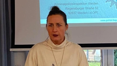 Polizeihauptkommissarin Gloria Görner-Degasperi informiert über die Gefahren von Telefonbetrug. (Bild: Peter Garreiss)