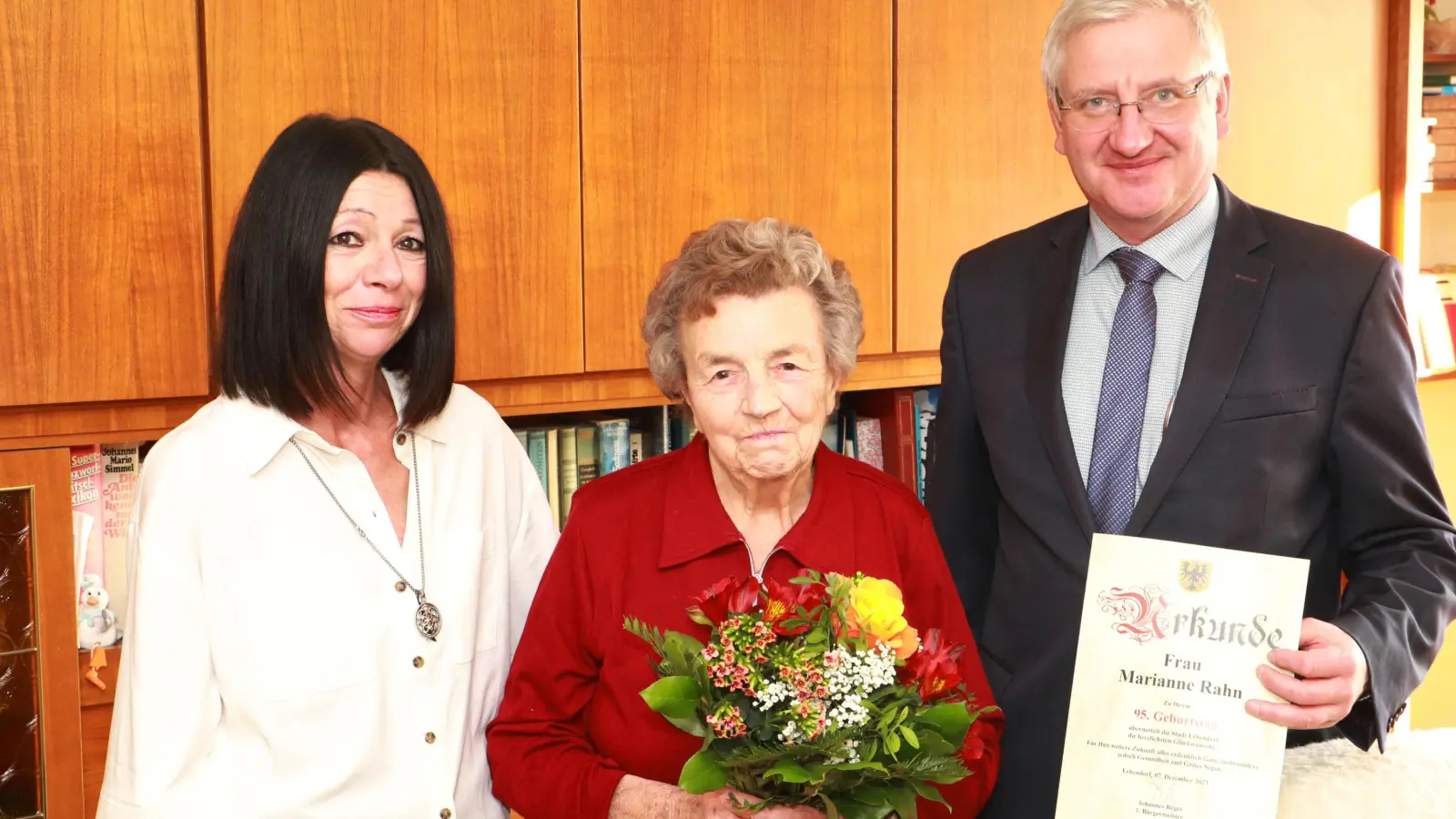 Bürgermeister Johannes Reger (rechst) gratulierte Marianne Rahn zum 95. Geburtstag. Zu den ersten Gratulanten gehörte auch Tochter Gerlinde. (Bild: Jochen Neumann/exb)