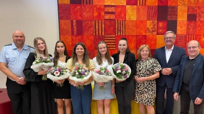 Bild (von links nach rechts): Dr. Vogl (Ärztlicher Kreisverband), Katharina Golutvin, Elena Bauer, Olga Lukaschewitsch, Naomie Bodendörfer, Maria Pfann, Renate Gashi (Verband medizinscher Fachberufe), Martin Preuß (2. Bürgermeister), Daniel Hagn (Berufsschule Amberg) (Bild: Daniel Hagn)