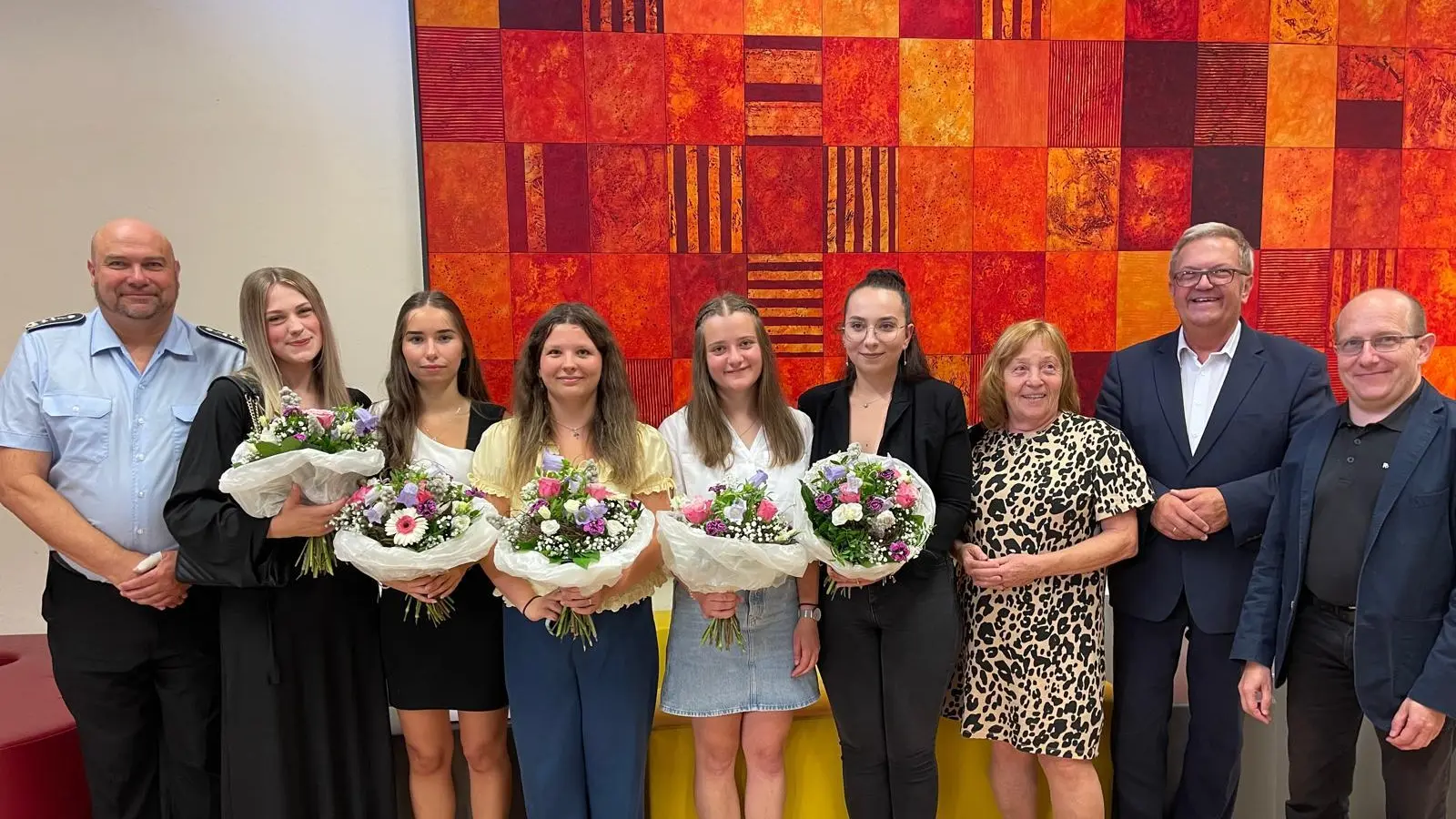 Bild (von links nach rechts): Dr. Vogl (Ärztlicher Kreisverband), Katharina Golutvin, Elena Bauer, Olga Lukaschewitsch, Naomie Bodendörfer, Maria Pfann, Renate Gashi (Verband medizinscher Fachberufe), Martin Preuß (2. Bürgermeister), Daniel Hagn (Berufsschule Amberg) (Bild: Daniel Hagn)