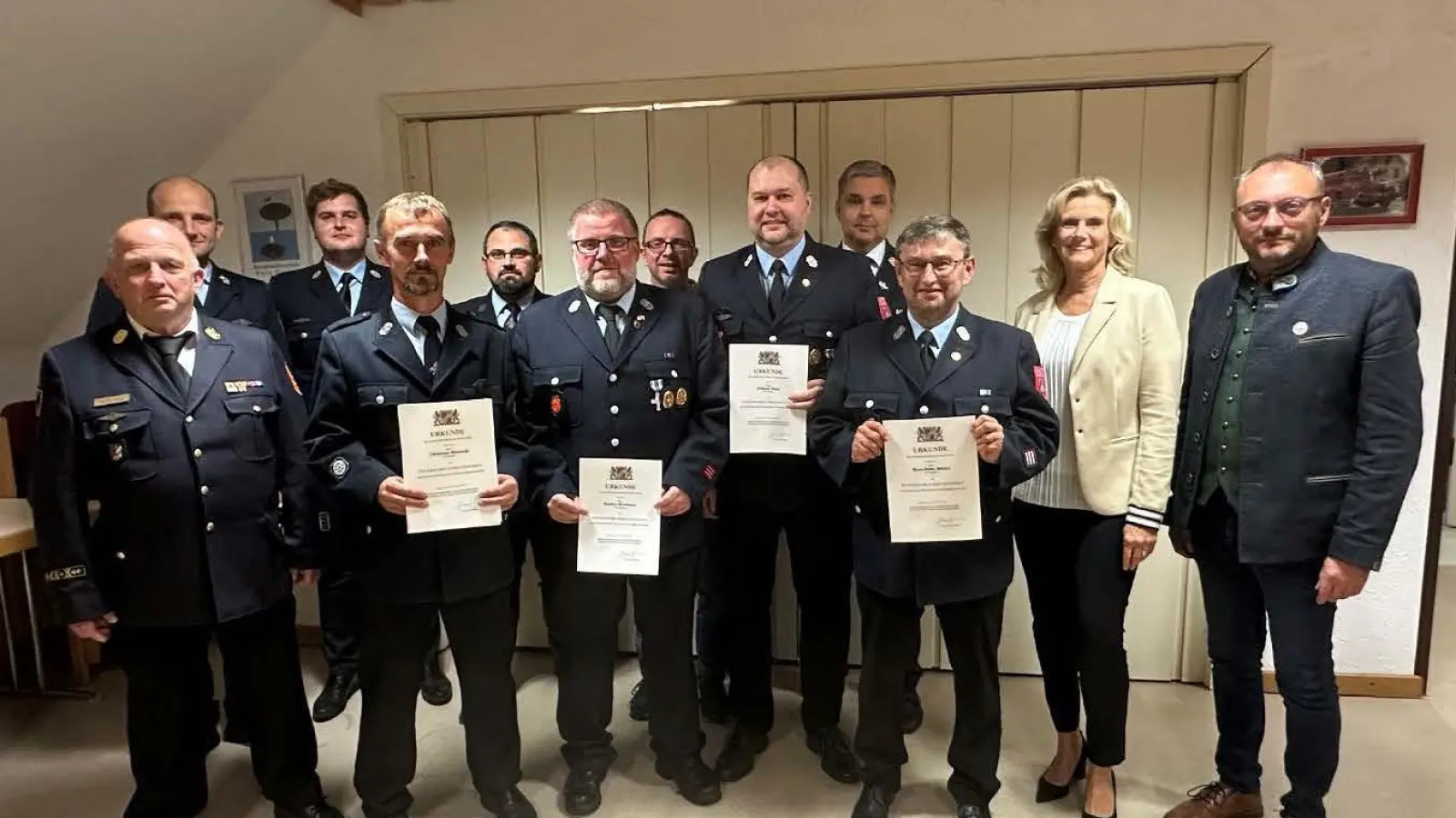 vorne von links nach rechts: Kreisbrandinspektor Martin Weig, Christian Bauriedl, Sandro Hochwart, Johann Dierl, Hans-Peter Müller, stv. Landrätin Andrea Lang, 1. Bürgermeister Markus Bauriedl hinten von links nach rechts: Stefan Lang, Maximilian Fuchs, Bernd Werner, Alfred Blöderl, Kreisbrandinspektor Wolfgang Schwarz (Bild: Markus Bauriedl)