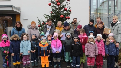 Einige Heimbewohner, Betreuer, Kindergartenkinder und Kindergartenleiterin Kerstin Höller bei der Spendenübergabe. (Bild: Heidi Kurz)