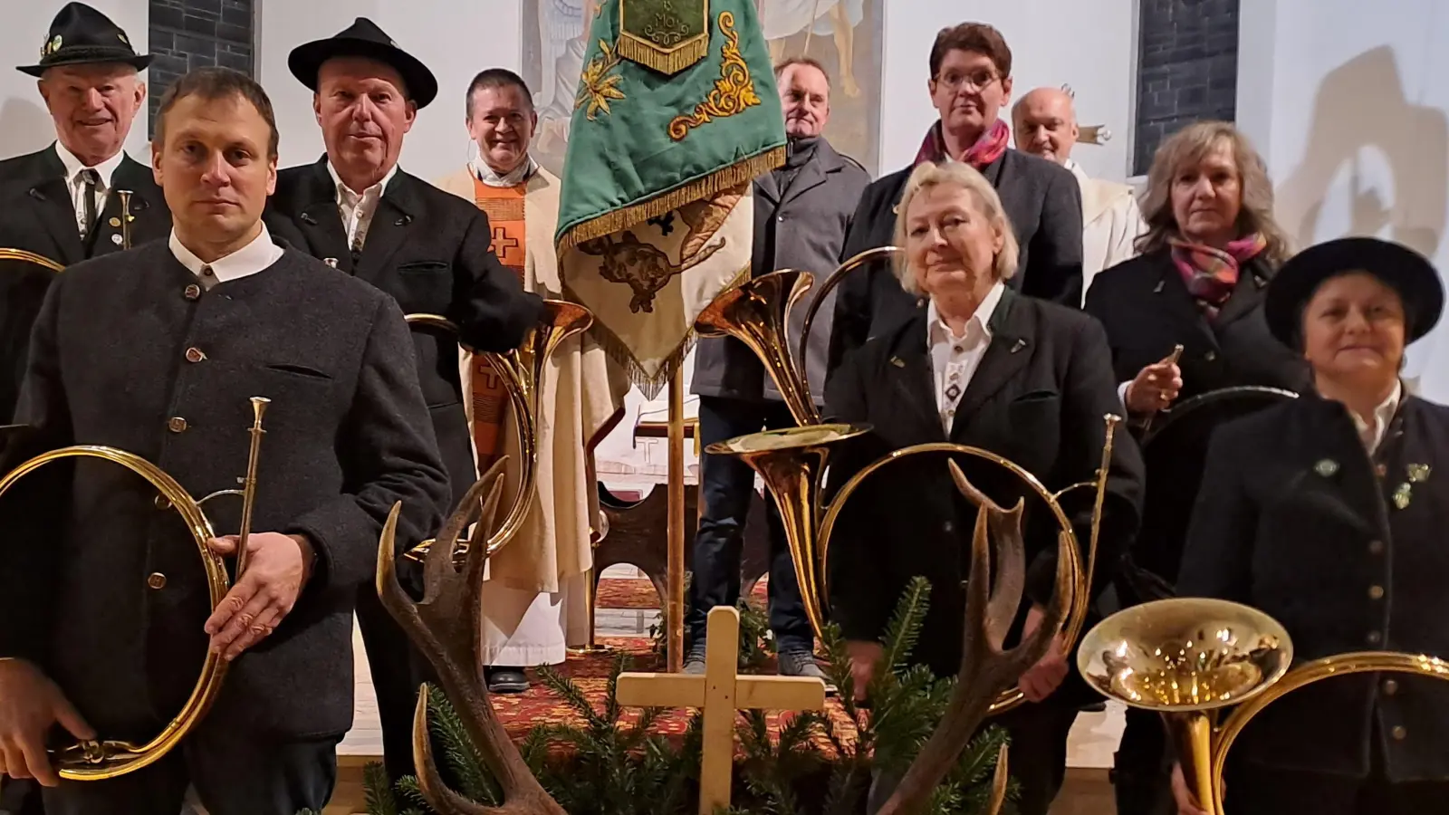 Wunderbare Klänge bot die Parforcehorn-Bläsergruppe Hohes Fichtelgebirge unter der Leitung von Hornmeisterin Christa Kellner (vorne, rechts). (Bild: gis/exb)