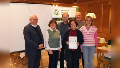 KLB-Kreisseelsorger Gerhard Pausch, die beiden Kreisvorsitzenden Maria Pleyer und Willi Kellner, KLB-Kassenführer Horst Pleyer und Sabine Kuran (von links) übergeben die Spende an Gabi Haug (Mitte). (Bild: fvo)
